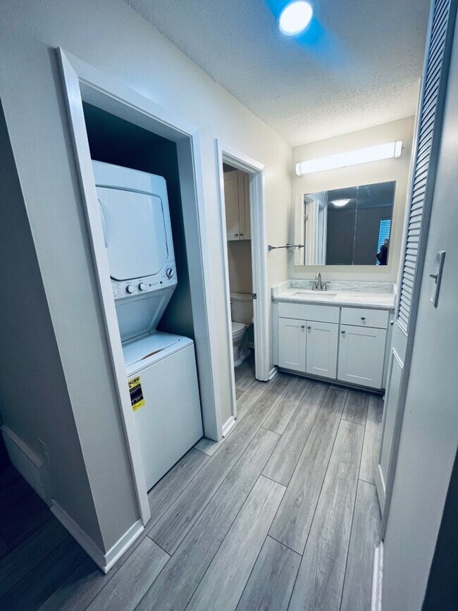 Foto del edificio - Condominium in Greenbrier: RENOVATED AND  ...