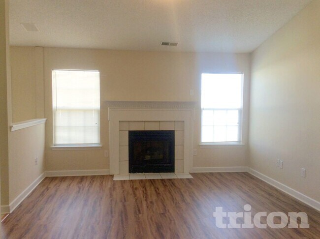 Foto del edificio - 919 Lakehill Rd