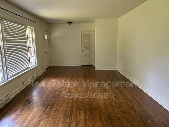 Foto del edificio - 901 Mockingbird Ln