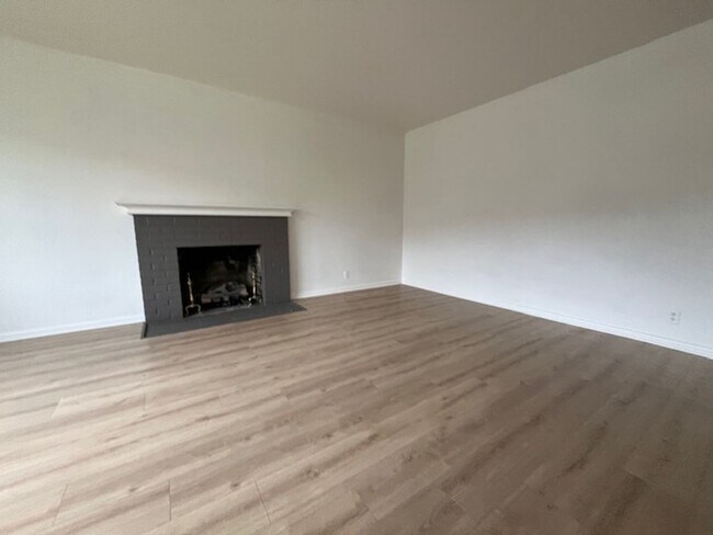 Foto del edificio - Updated El Cerrito Home with New Kitchen Appliances, Private Deck & Great Walkability