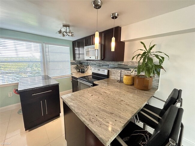 Building Photo - 3 br, 2 bath House - 6865 Bay Dr Apt 8