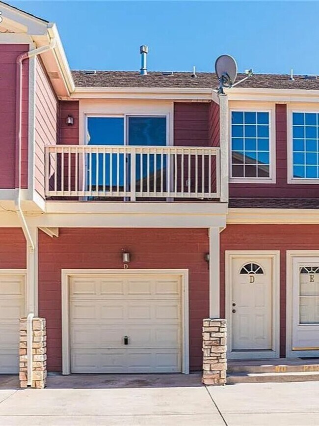 Foto del edificio - Warm and Inviting 2 Bedroom, 2 Full Bath Upper Unit with Central A/C and Mountain Views!