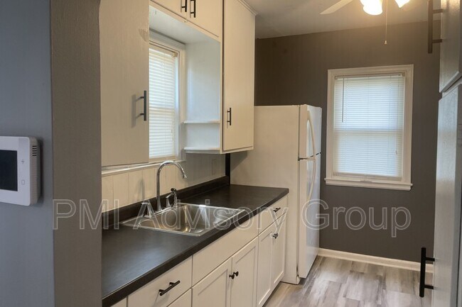 Building Photo - 830 SW Oakley Ave