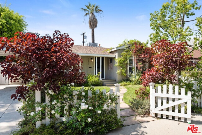 Building Photo - 10933 Ayres Ave