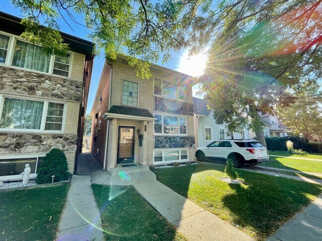 Foto del edificio - Freshly Renovated 3-Bed in Jefferson Park – In-Unit Laundry & Modern Upgrades!