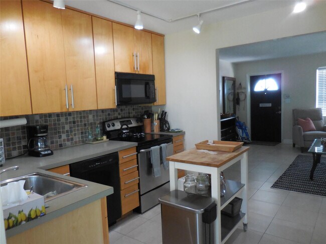 Building Photo - 3050 NW 1st Ave