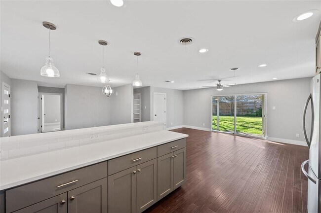 Building Photo - 1305 Glenwood Dr