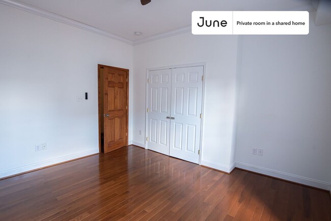 Foto del edificio - Private bedroom in 3 bed/3.5 bath Home