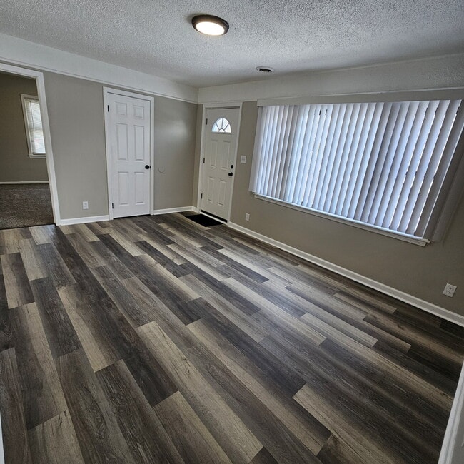 Building Photo - 3 Bedroom Ranch Completely Renovated - New Flooring, Doors and Fixtures, New Bathroom, New Kitche...