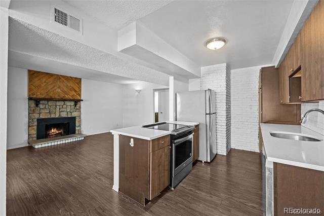 Foto del edificio - 7665 E Eastman Ave