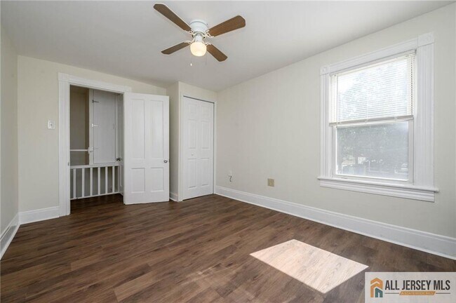 Building Photo - 230 John St