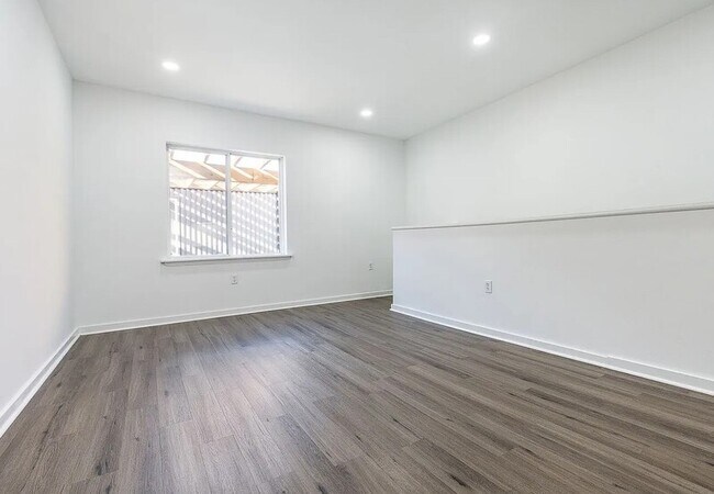 Foto del edificio - 3003 W Glenwood Ave