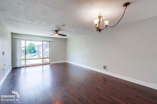 Foto del edificio - Stylish 2Bdm 1Ba Condo in Gated Clairemont Mesa Community!