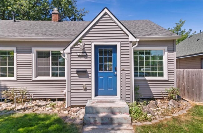 Building Photo - Bright, Spacious Home in Prime Southeast B...