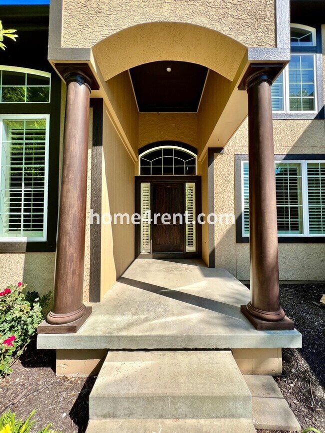 Foto del edificio - Blue Valley Schools, Wood Floors, Gourmet ...