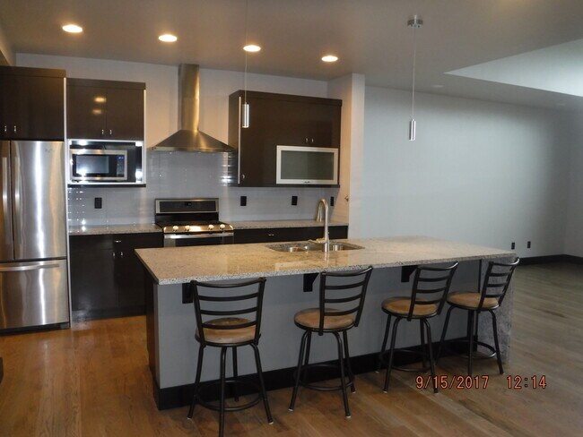 Building Photo - Gorgeous modern 5 bedroom - Minutes from MSU!