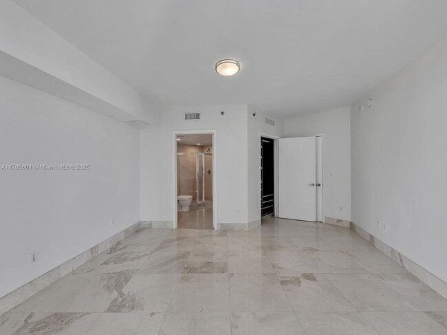 Building Photo - 475 Brickell Ave