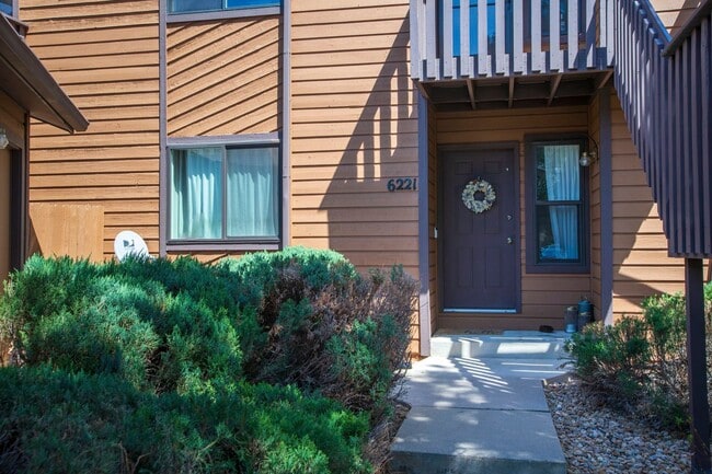 Building Photo - Spacious & Stylish 3-Bedroom Condo in Gunb...