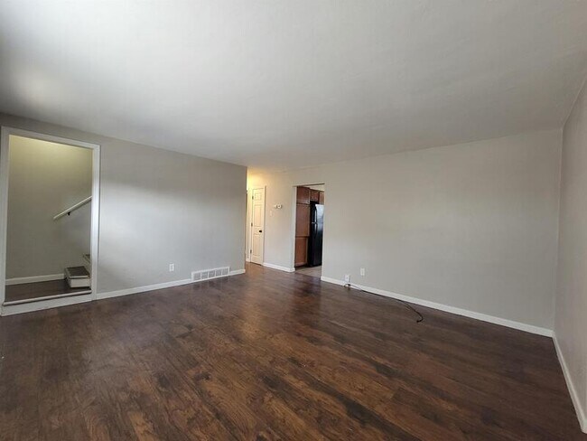 Building Photo - 321-325 Iron St