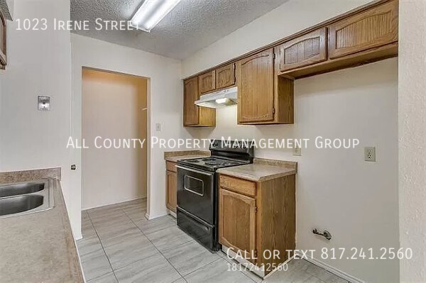 Foto del edificio - Available Now- Thoughtfully Updated Duplex...