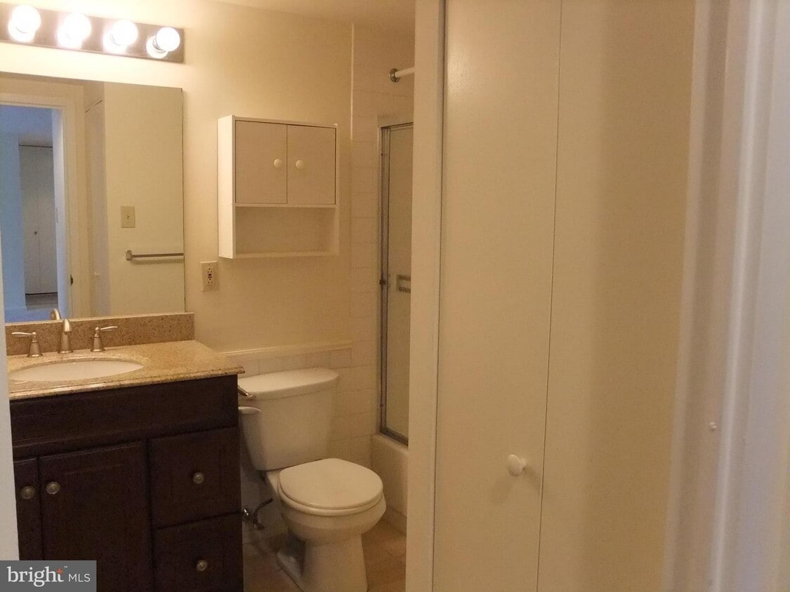 1637 Oakwood Dr Unit S309, Narberth, PA 19072 Room for Rent in