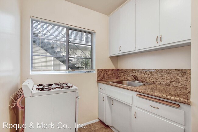 Building Photo - Studio, 1 bath Apartment - 10908 Santa Mon...