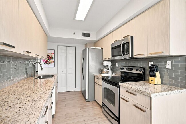 Foto del edificio - 3500 Mystic Pointe Dr