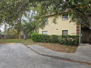 Building Photo - 833 Mecca Dr
