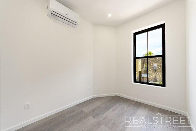 Foto del edificio - Spacious 2 BED Floor Thru in Bushwick!