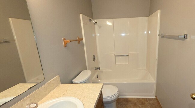 Building Photo - 2 Bedroom 2 Bathroom Duplex! Southwest Springfield! $1050! Kickapoo School District!
