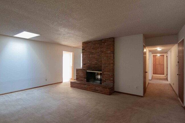 Building Photo - MOVE IN SPECIAL!!! $500 OFF THE  FIRST MON...