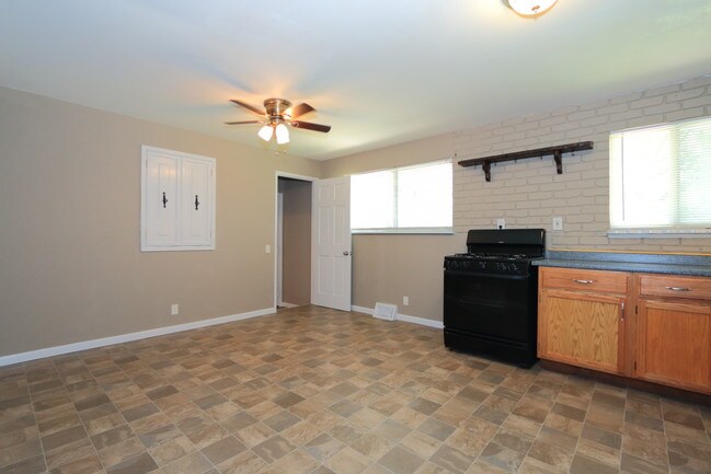 Building Photo - 10230 Greenvalley