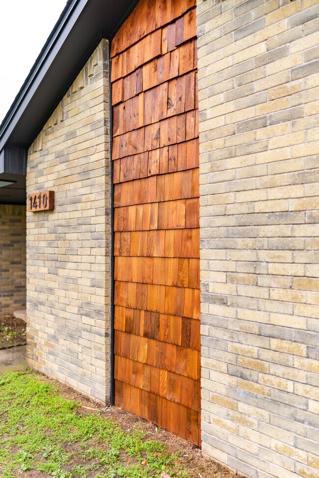 Building Photo - 1410 Abbey Dr