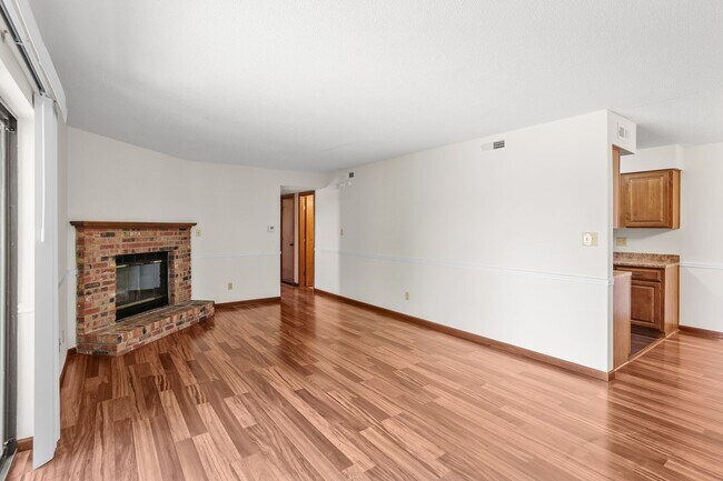 Building Photo - Lavish 2 Bedroom Poolside Condo in the Edg...