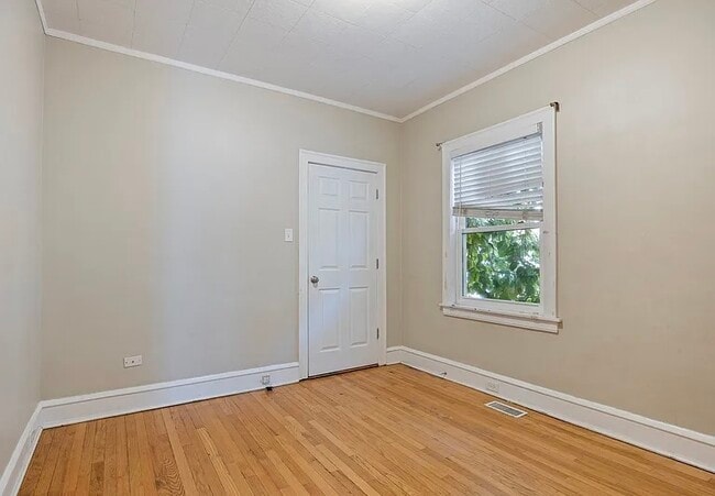 Building Photo - 8756 Sproat Ave