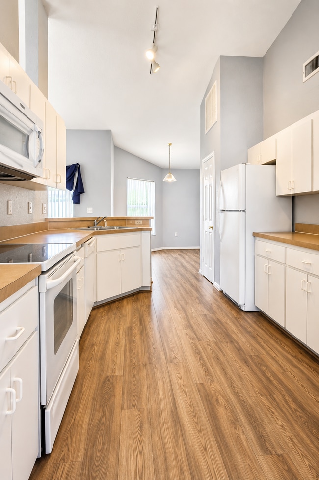Foto del edificio - 954 Highland Crest Cir