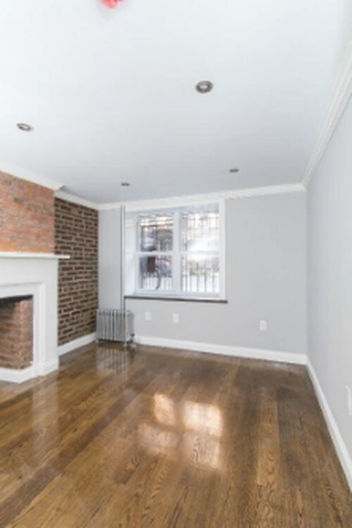 Building Photo - 120 E 7th St