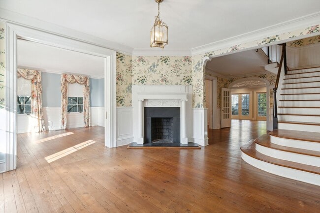 Building Photo - Gorgeous Historic South of Broad Home