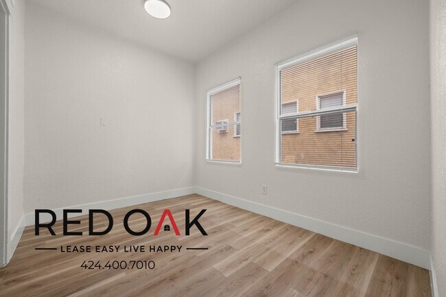 Foto del edificio - Fabulous Three Bedroom with Tons of Natura...