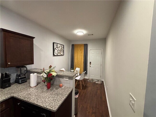 Building Photo - 518 Tulip Ln
