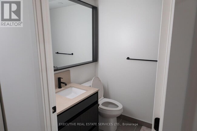 Building Photo - 5 Lakeview Ave