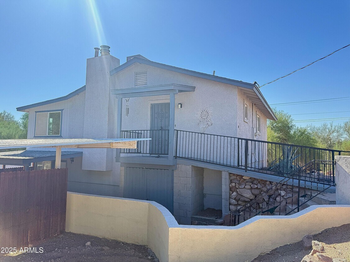 Foto principal - 843 N Arroya Rd