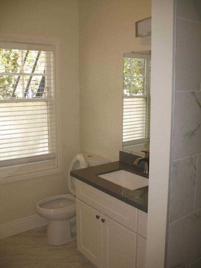 Building Photo - 2 bedroom in Oakland CA 94610