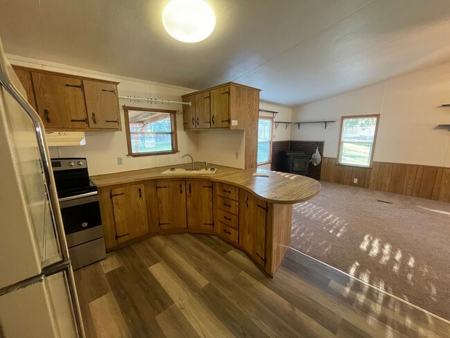 Building Photo - Spacious Rambler Waiting To Be Called Home