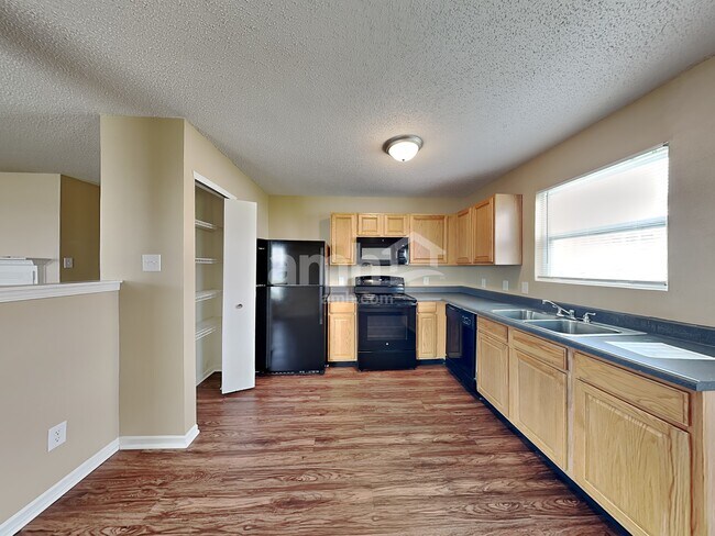 Foto del edificio - 3210 Black Forest Ln