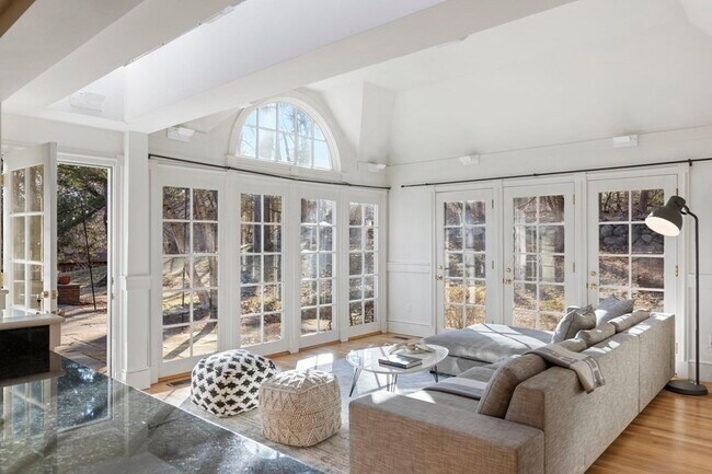 Building Photo - 200 Clifton St