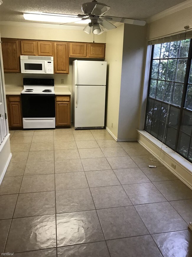 Building Photo - 2 br, 1 bath 4plex - 10535 Starcrest Dr 10535