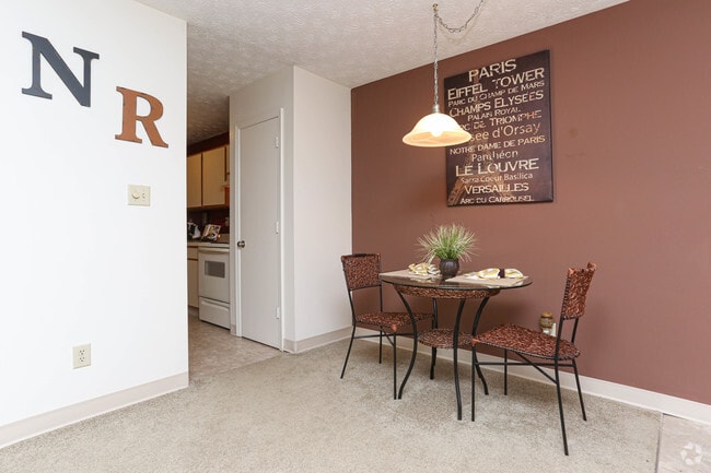 2BR, 1BA - 950 SF - Dining Area - Reserves of Madison