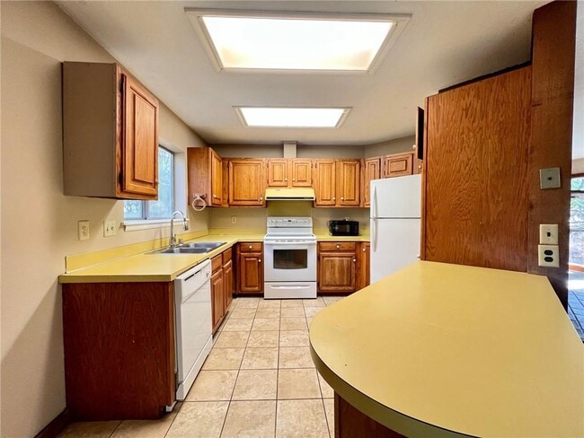Building Photo - 13784 Cedar Cir