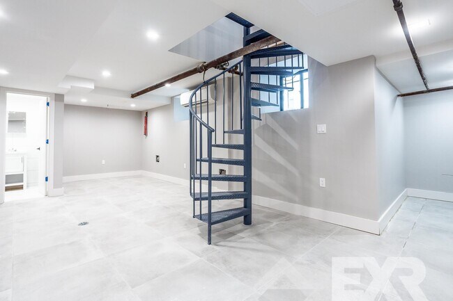 Building Photo - 245 Sullivan Pl